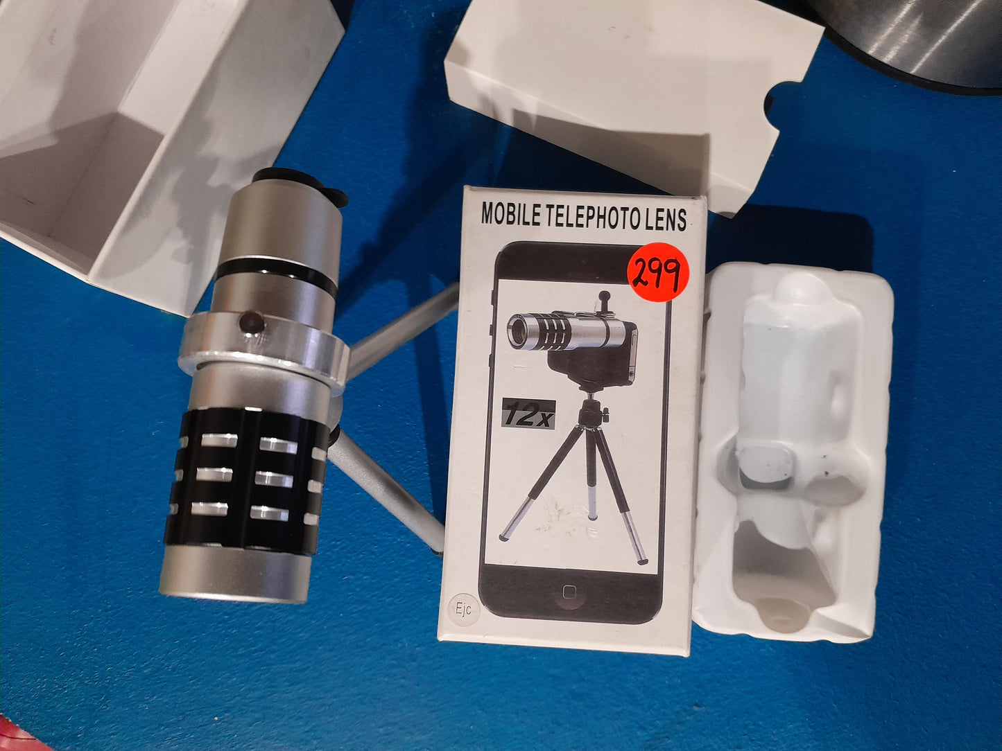 Complete mobile telephoto lens set including lens, tripod, and packaging for photography enthusiasts.