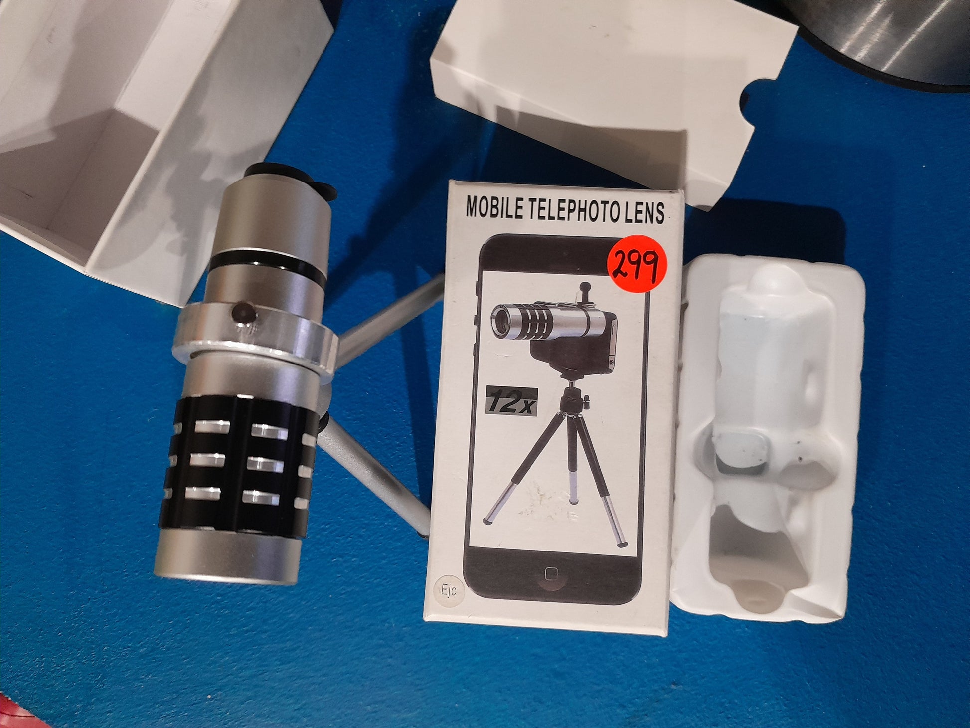 Complete mobile telephoto lens set including lens, tripod, and packaging for photography enthusiasts.