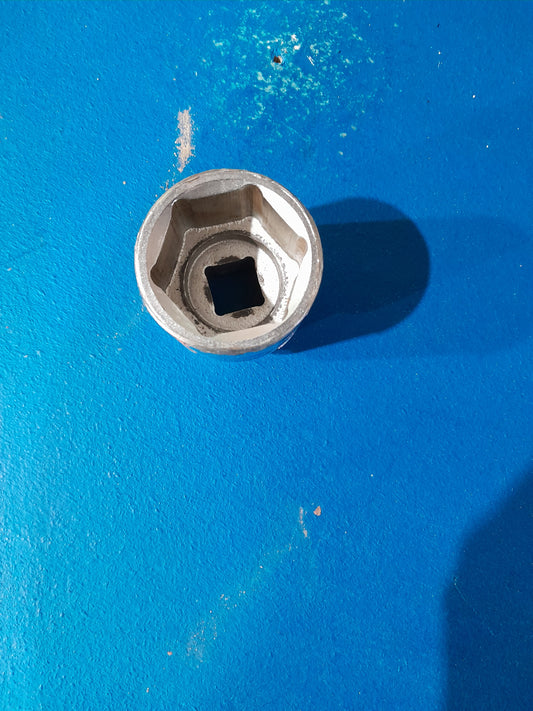King Tony 44 socket, heavy-duty and in great condition, suitable for various applications.