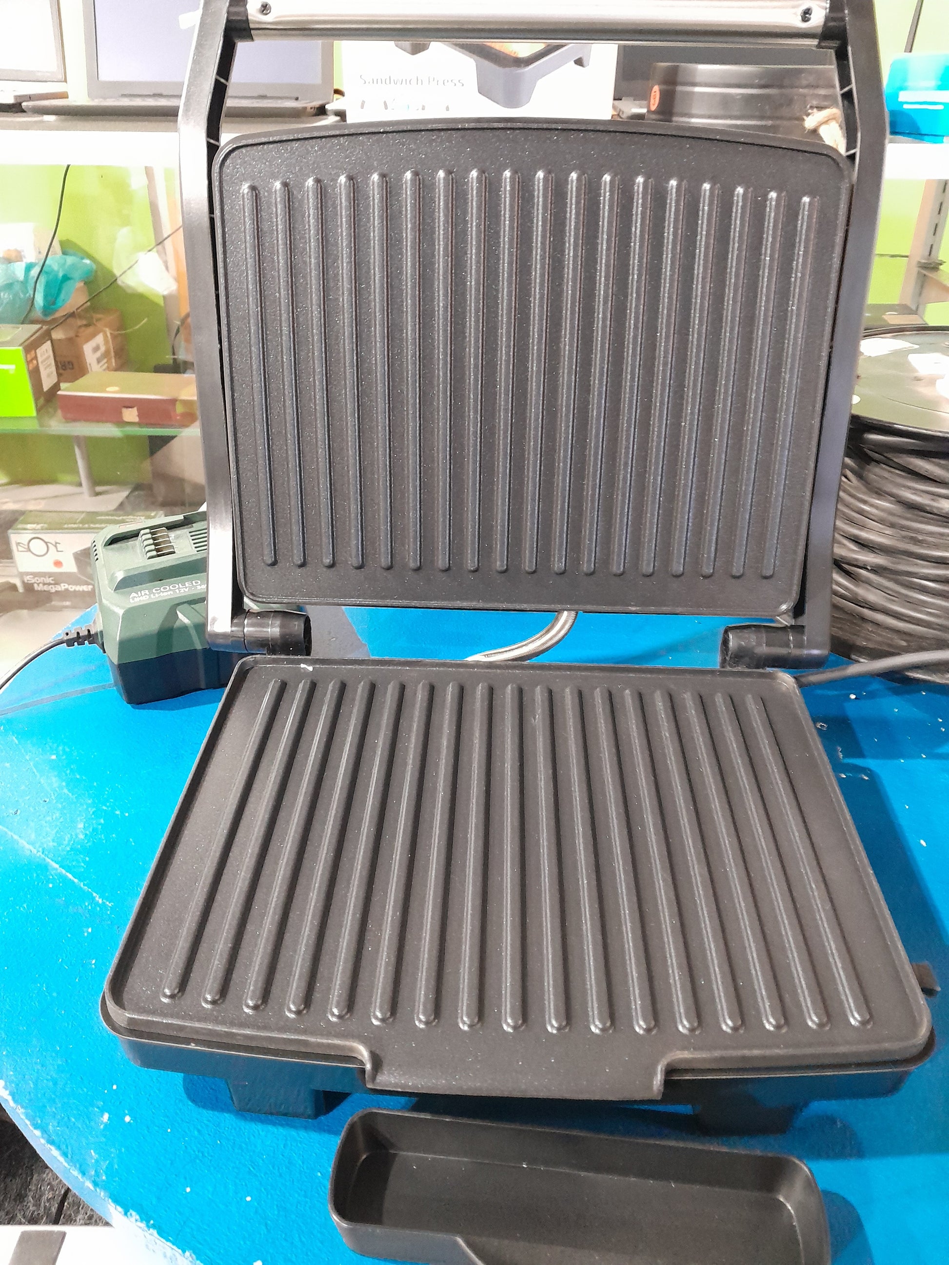 High-quality Logik Health Press featuring a durable non-stick surface for easy cooking.
