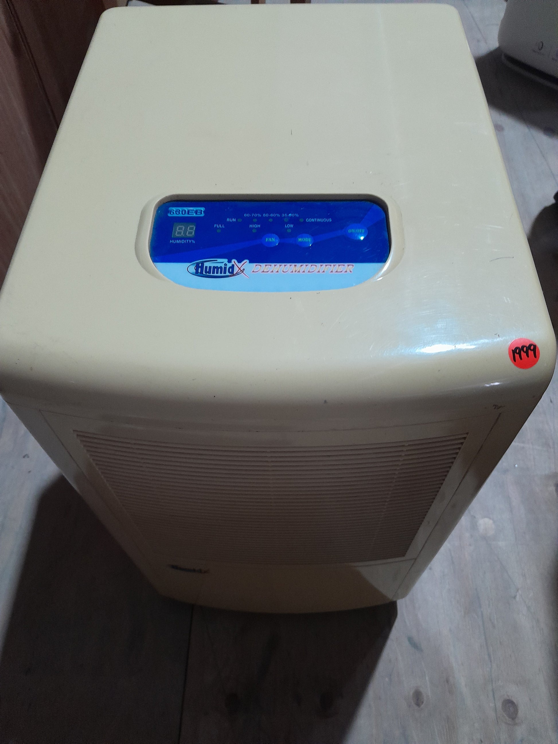 High-quality HumidX dehumidifier model DY-630EB, available in excellent condition for purchase.
