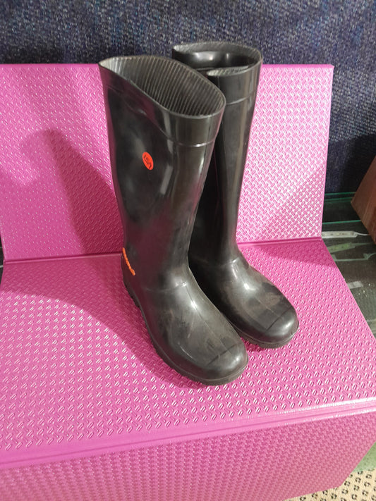 Shova black gumboots size 8, perfect for gardening or outdoor activities, available at Die Skatkis.