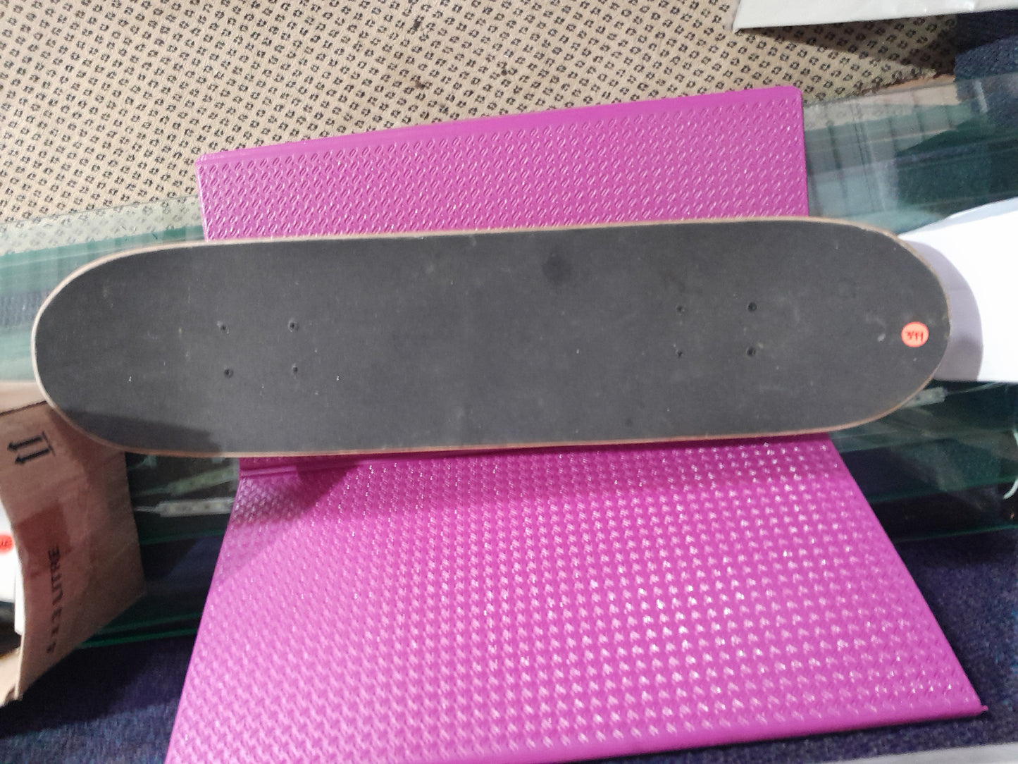 Product image of a secondhand Kerb skateboard, perfect for recreation and outdoor activities.