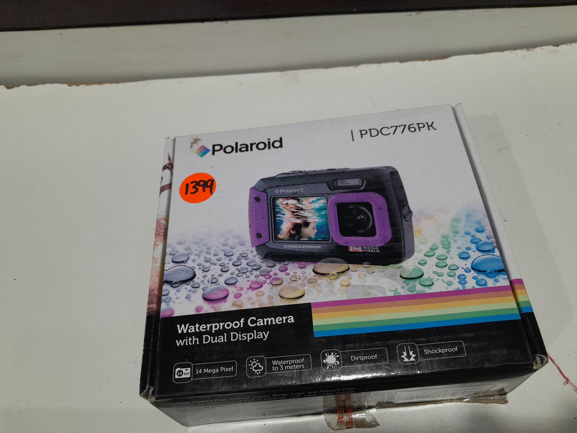 Polaroid waterproof digital camera box featuring dual display and 14MP resolution.