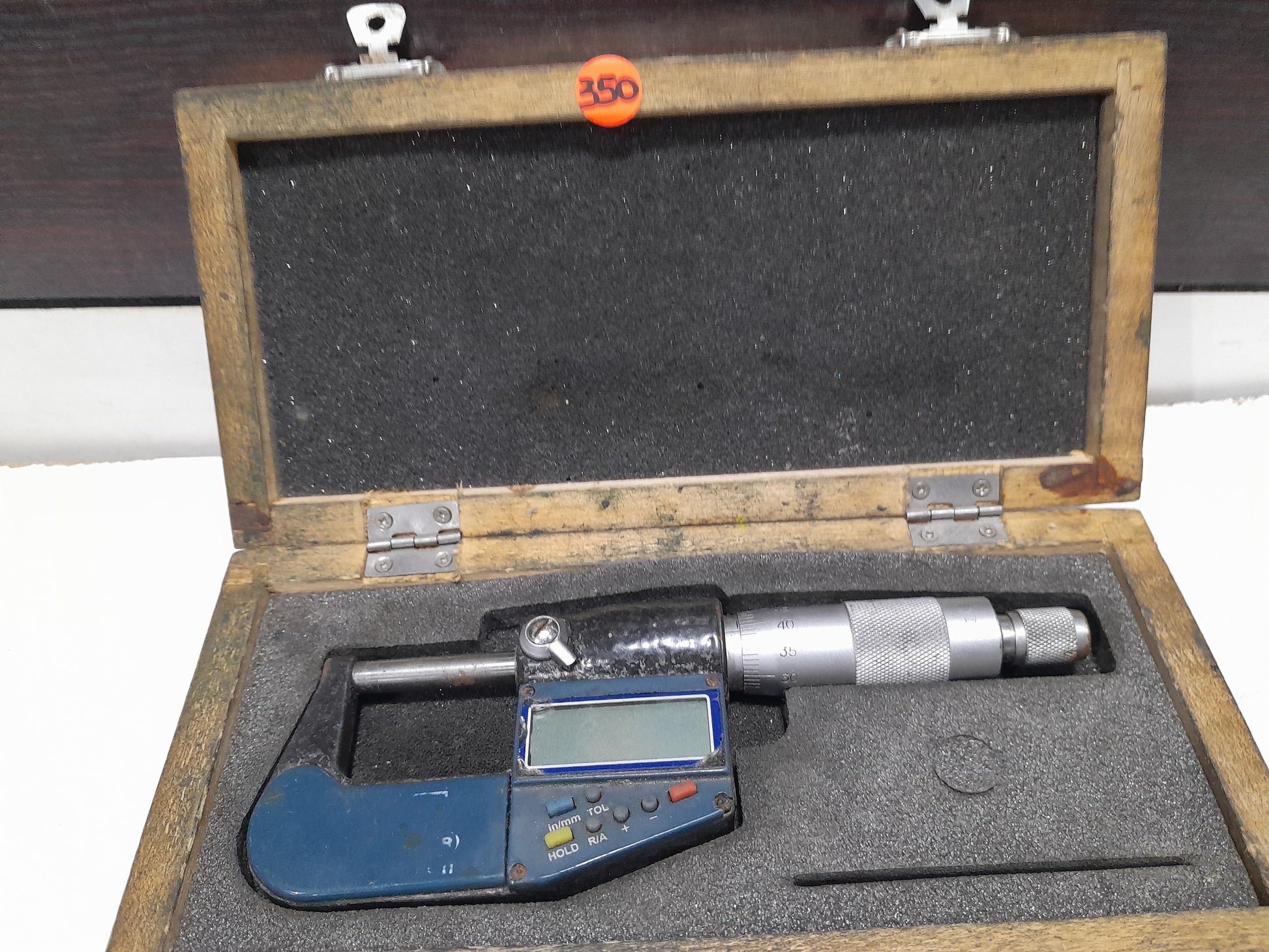 Electronic digital micrometer with a measurement range of 0-25mm, ideal for precise measurements.