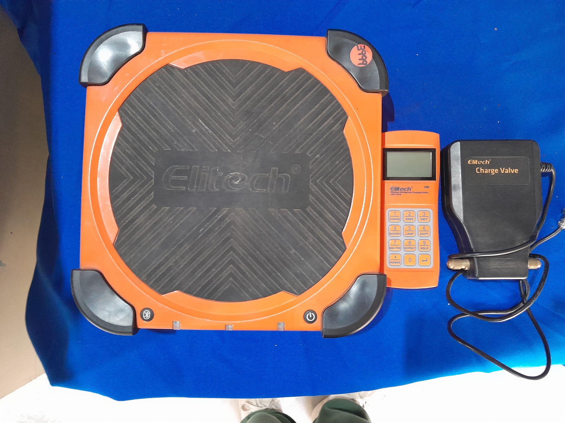Elitech LMC-200 refrigerant scale, ideal for HVAC professionals, featuring a 23 cm x 23 cm platform.