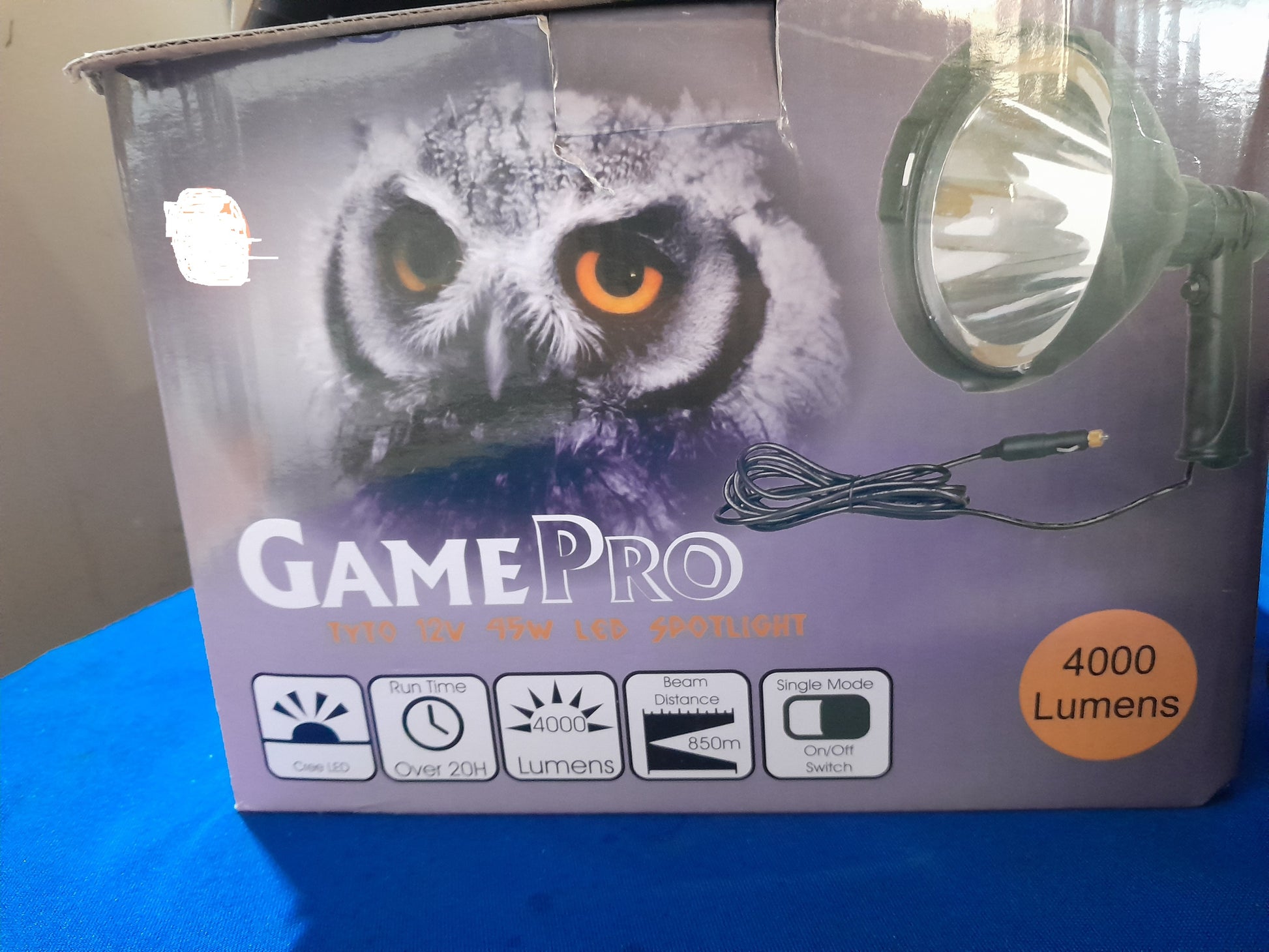 Box of GamePro Tyto 4000 Lumens Spotlight showcasing features like 805m beam distance.