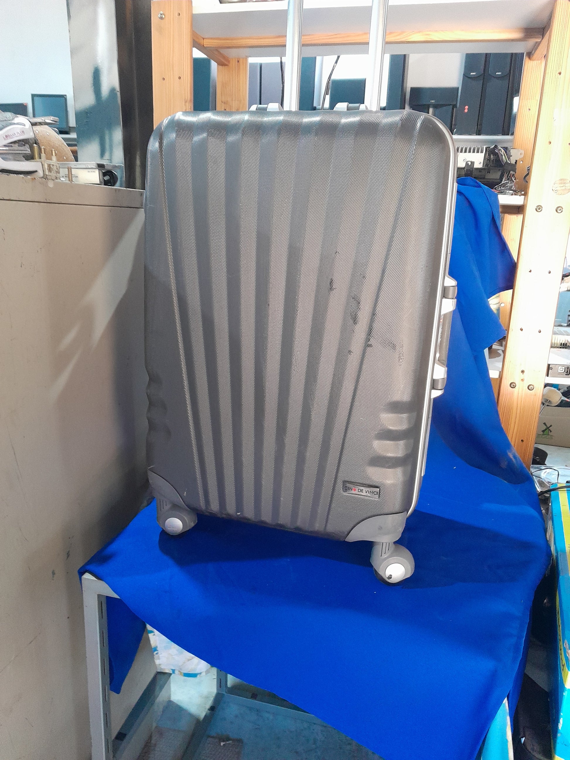 Gino De Vince Cabin Trolley Case, ideal for travel, hard body design for durability.
