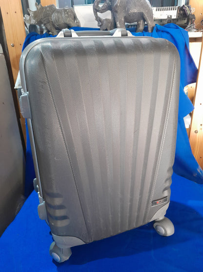 Large Gino De Vince trolley case with a hard shell, perfect for secure travel.