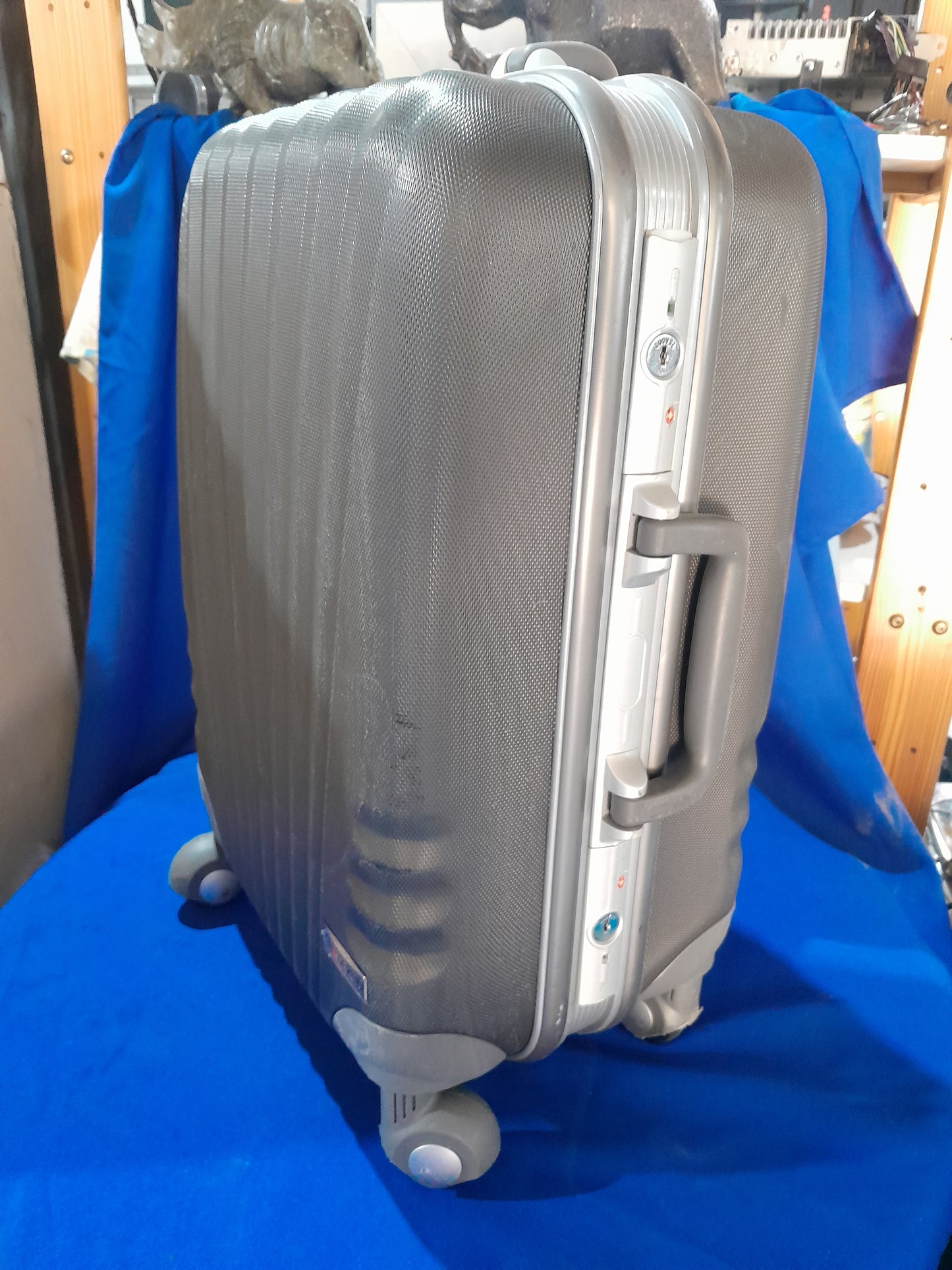 Durable wheels of Gino De Vince trolley case, designed for smooth mobility while traveling.