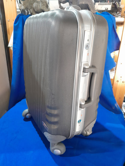 Durable wheels of Gino De Vince trolley case, designed for smooth mobility while traveling.
