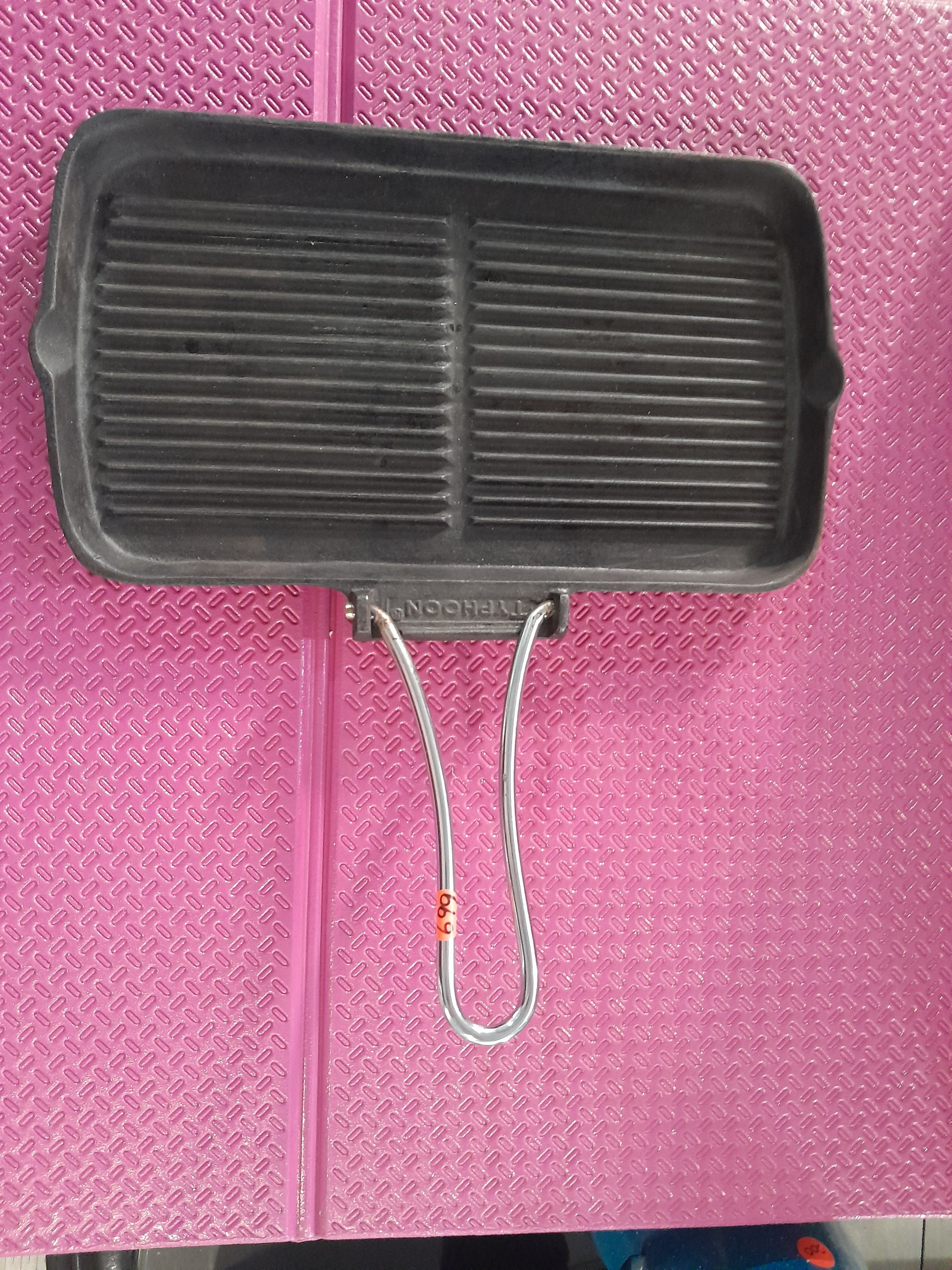 Durable cast iron grill pan from Typhoon, perfect for indoor and outdoor grilling.