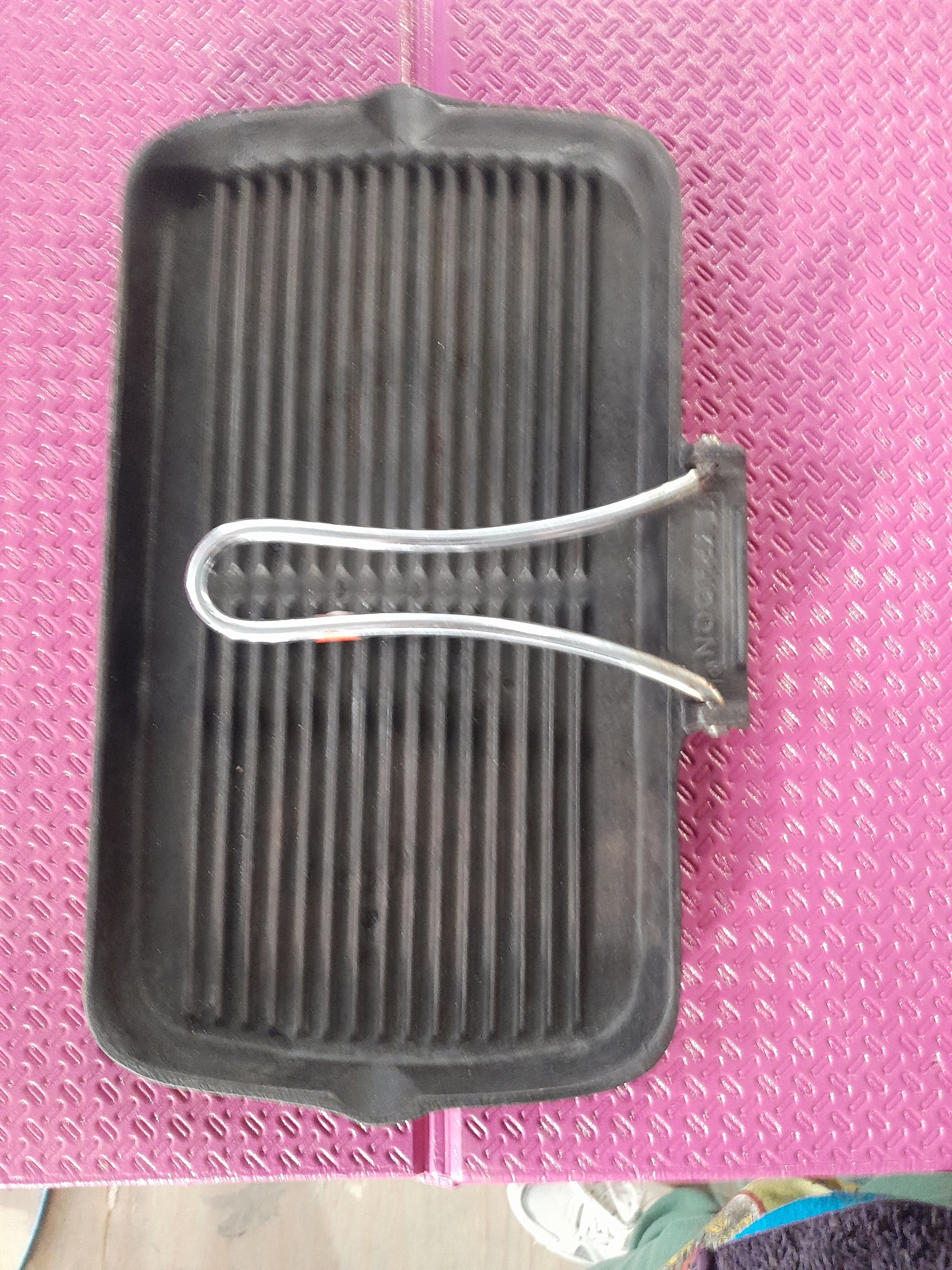 Versatile 0.3 litre Typhoon grill pan, great for everyday grilling needs.