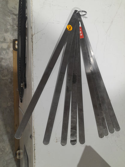 Long feeler gauge with 20 leaves, measuring 0.05-1.00mm, ideal for precise measurements.