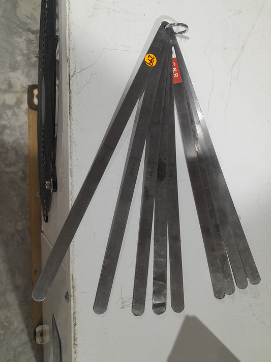 Long feeler gauge with 20 leaves, measuring 0.05-1.00mm, ideal for precise measurements.