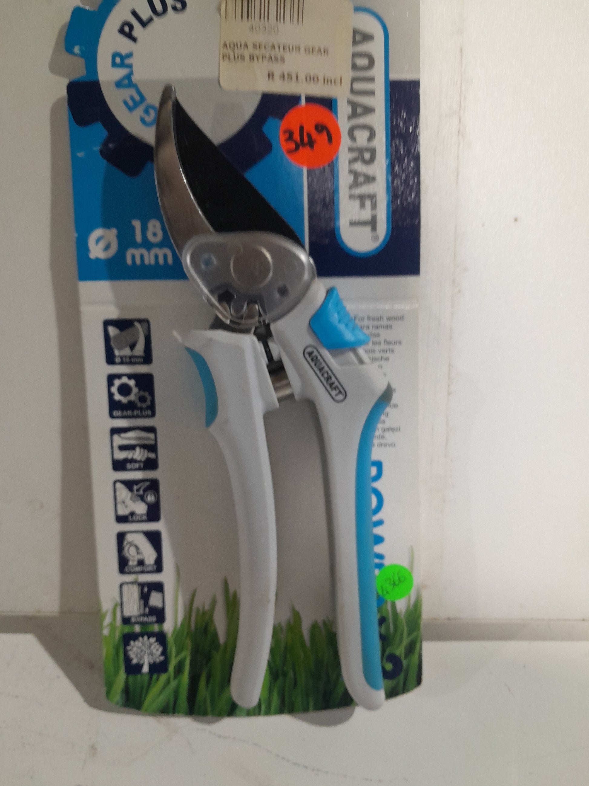 High-quality Aquacraft Gear Plus Bypass Secateur, perfect for pruning garden plants and flowers.