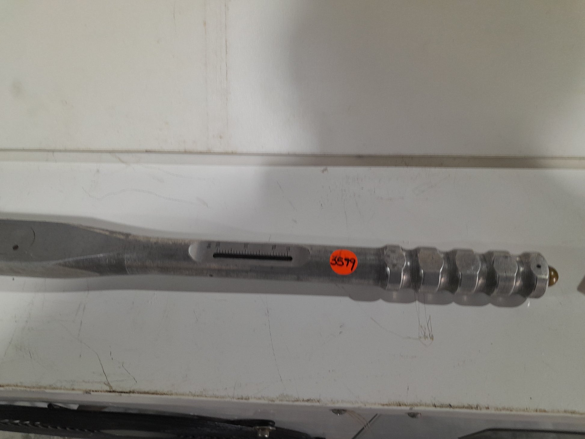 Gedore 8560 A-01 Torque Wrench with dual scale in Nm and foot-pounds for accurate tightening.