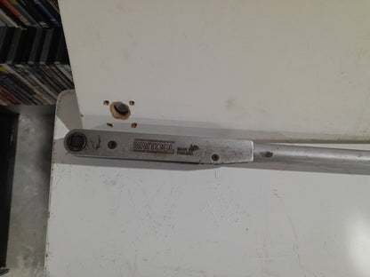 Side view of Britool EVT 2000N torque wrench, ideal for both professionals and DIY enthusiasts.
