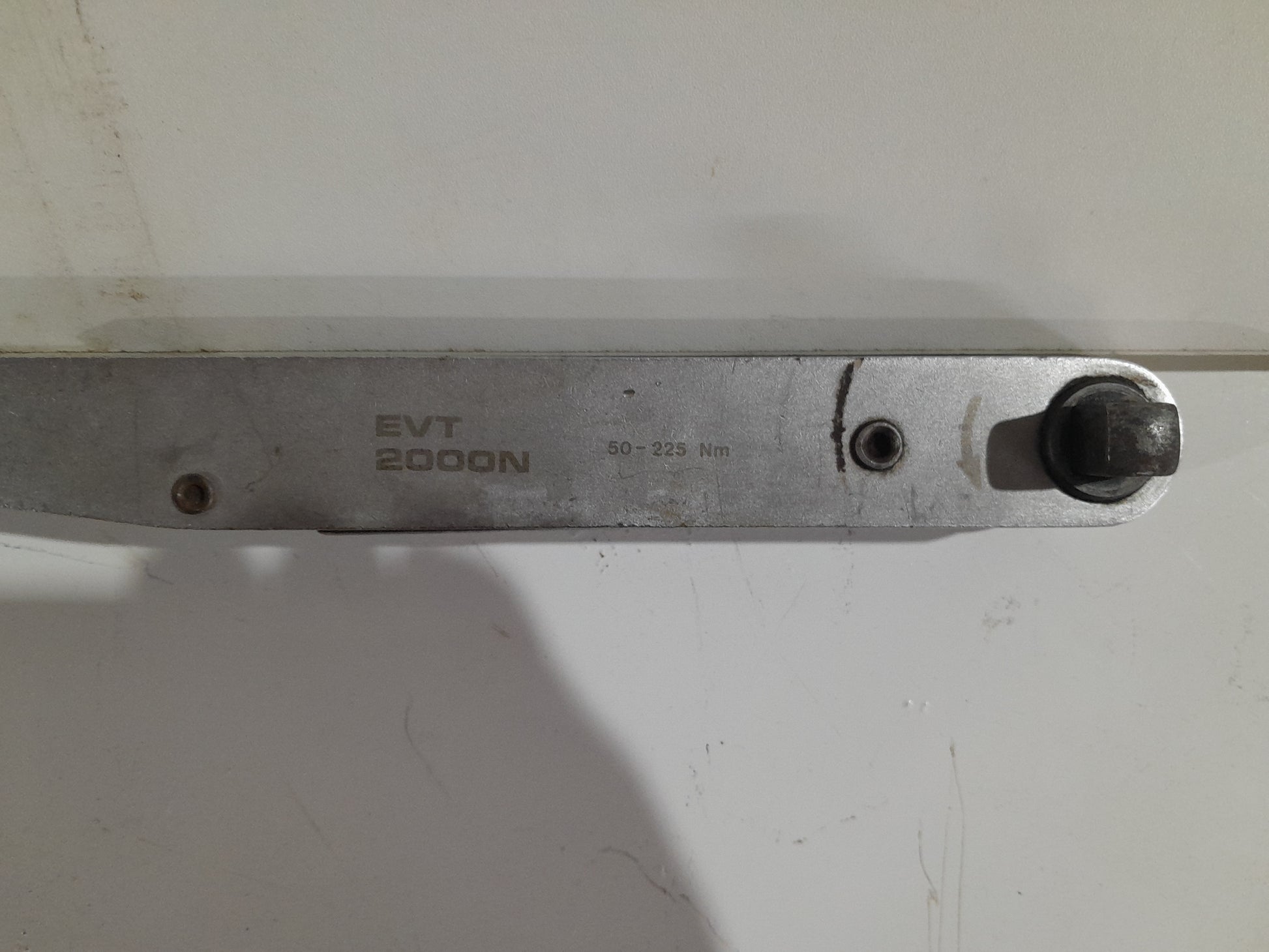 Detailed look at Britool EVT 2000N torque wrench, a must-have for accurate torque measurements.