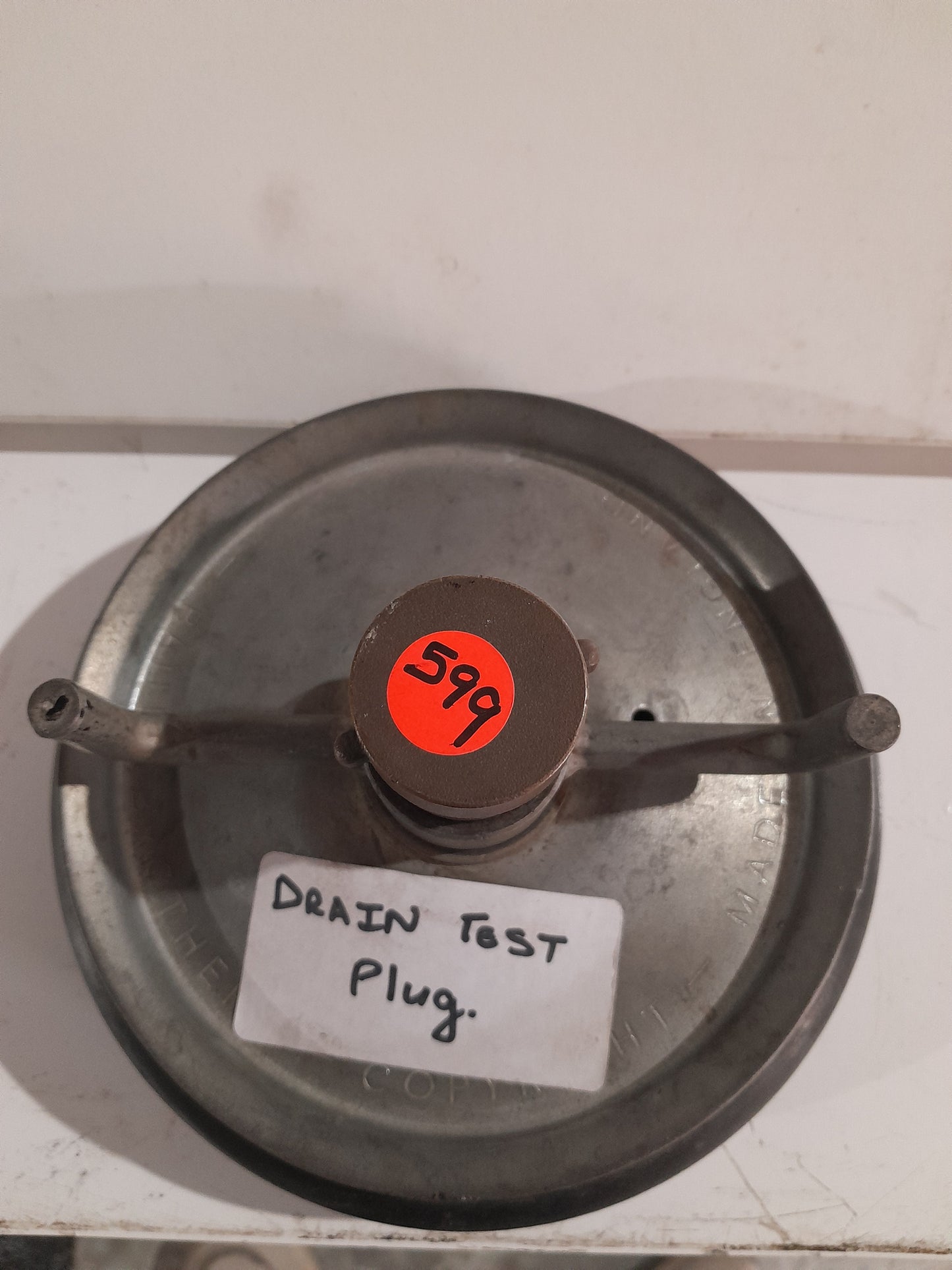 Versatile drain test plug, ideal for plumbing inspections, available at Die Skatkis secondhand shop.