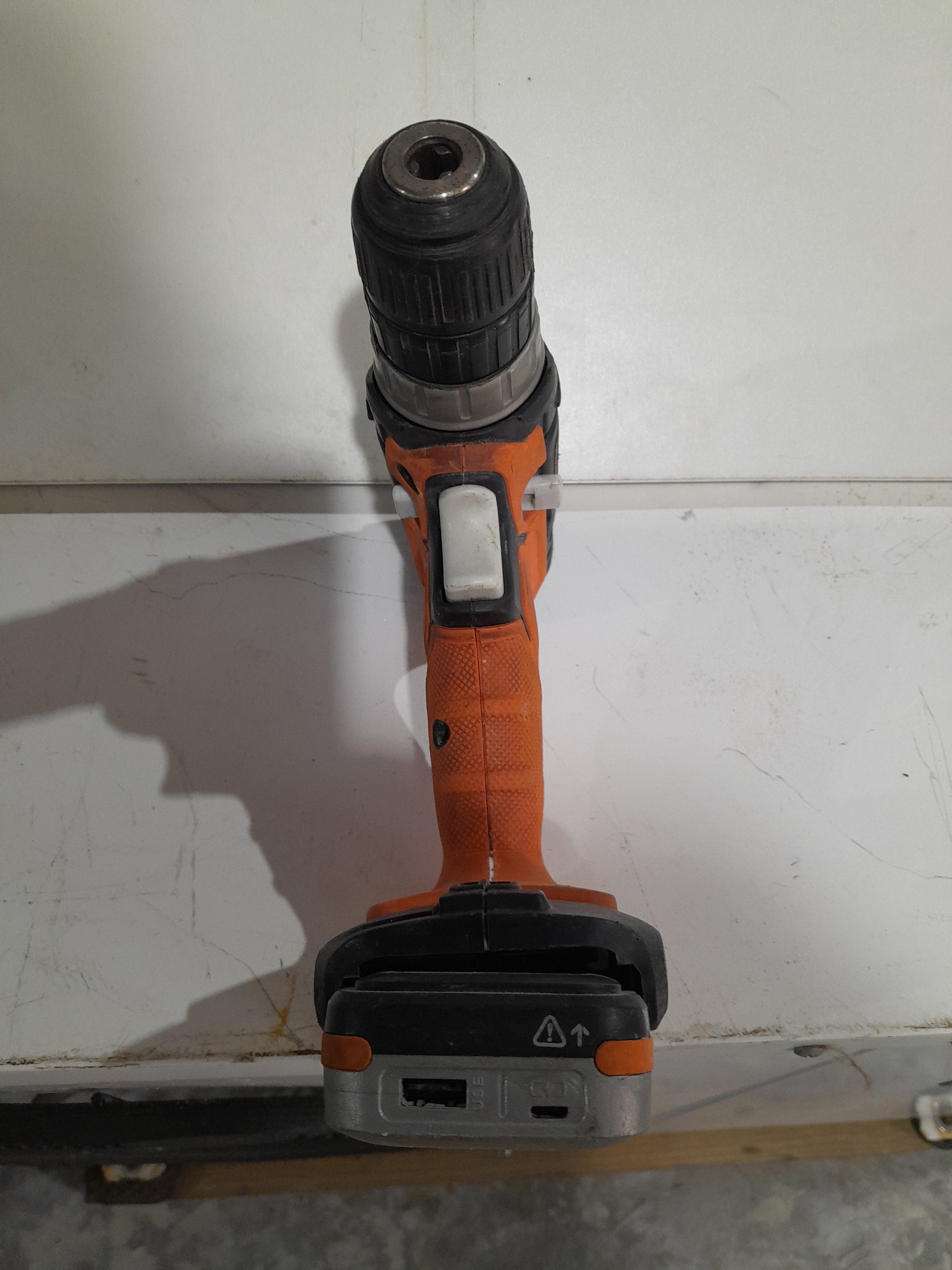 Lightweight Black&Decker cordless drill with keyless chuck, suitable for various drilling applications.