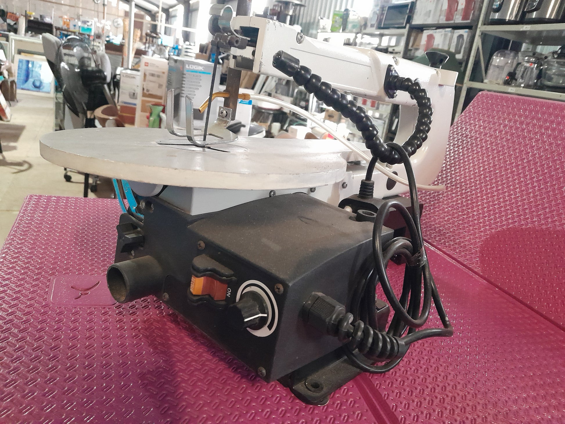 Martlet 400mm Scroll Saw demonstrating its throat capacity of 405mm for versatile cutting tasks.