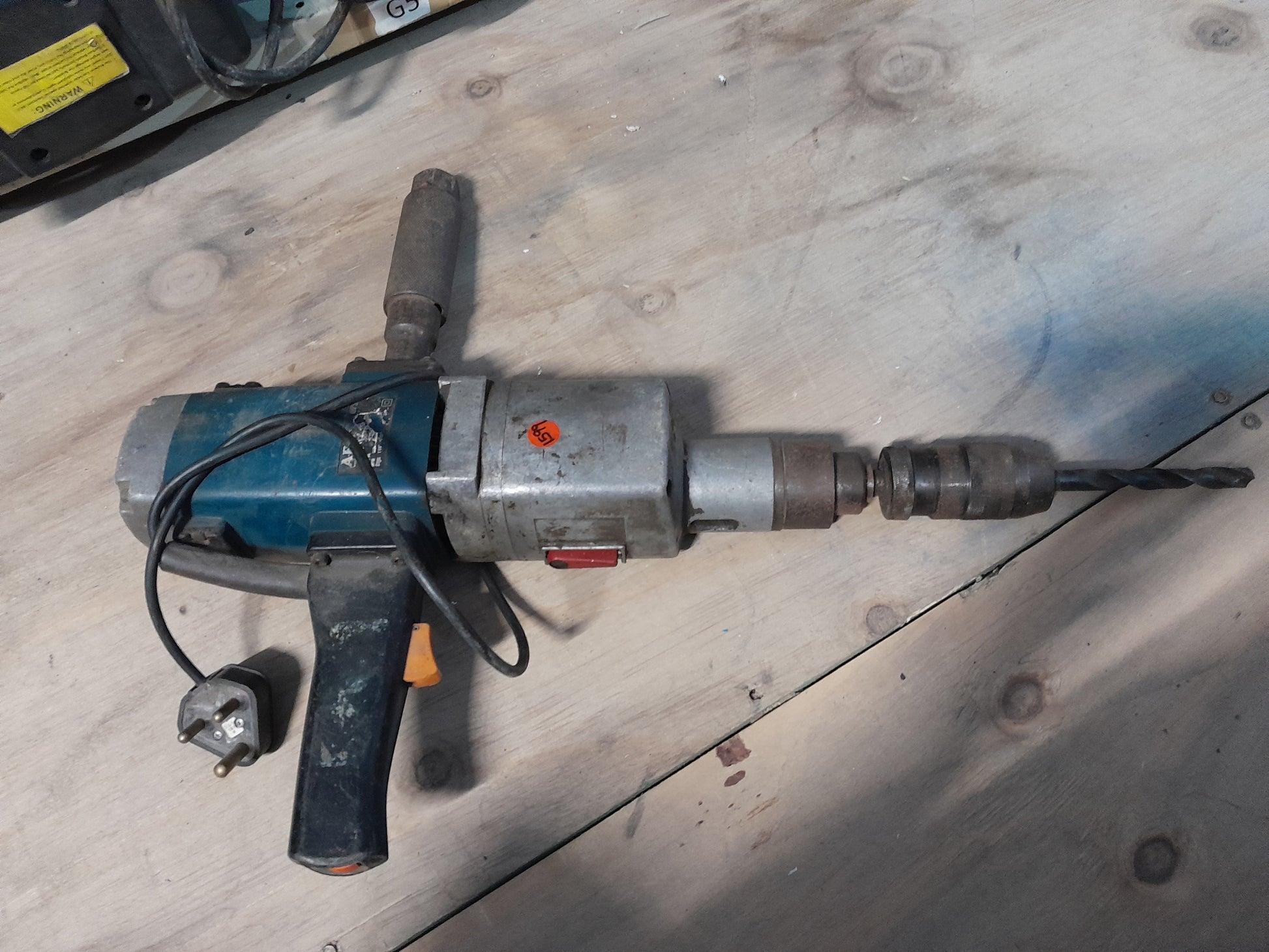 AEG 1050W jackhammer, perfect for professional and DIY projects, available at Die Skatkis.