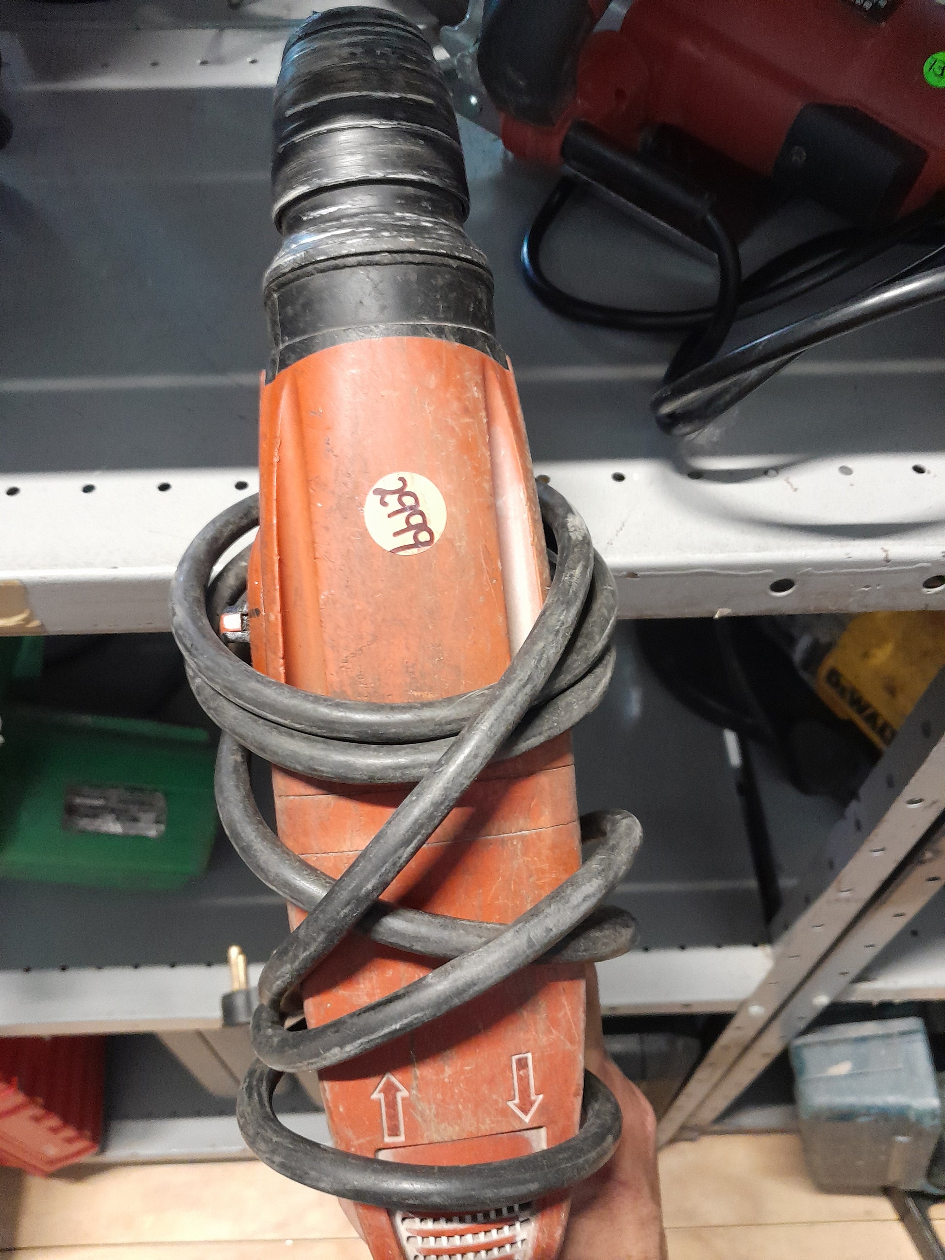 Hilti TE 2 rotary hammer drill, versatile tool with a drilling diameter range of 4-22mm in concrete.