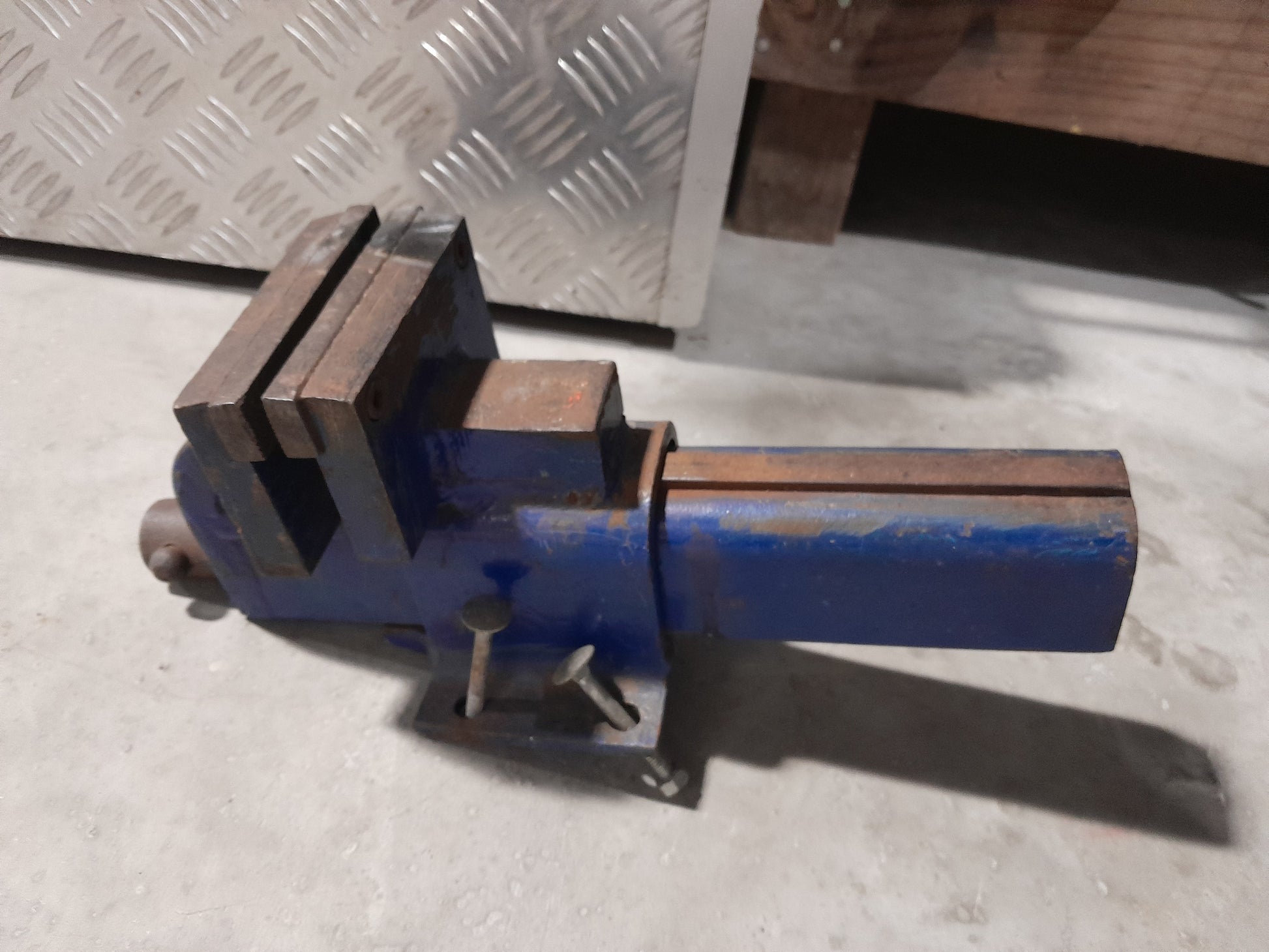 Reliable secondhand bench vise for woodworking and metalworking projects, perfect for DIY enthusiasts.