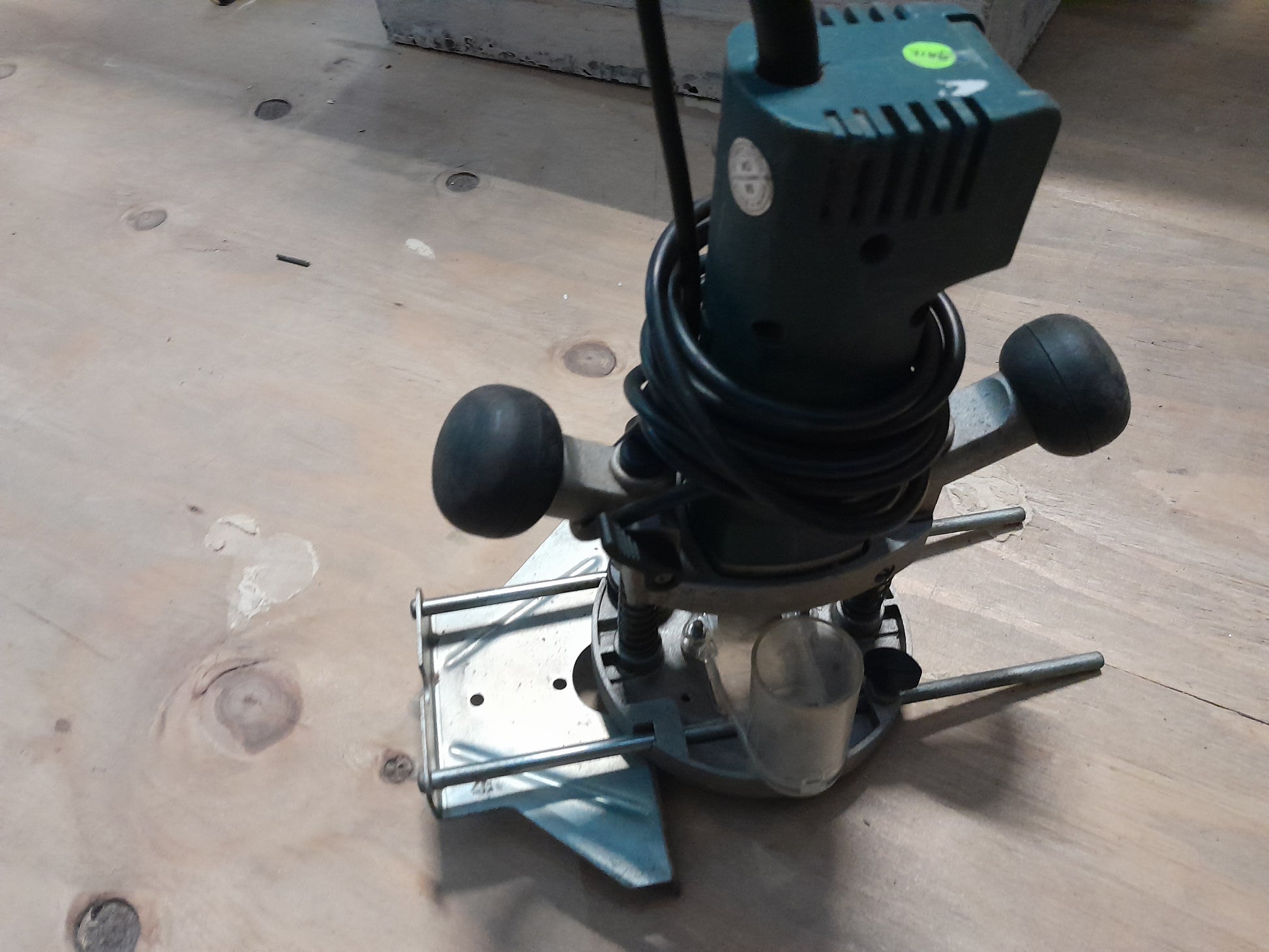 High-quality Black & Decker KW780 Router, 650W power tool for cutting grooves and shapes in wood.