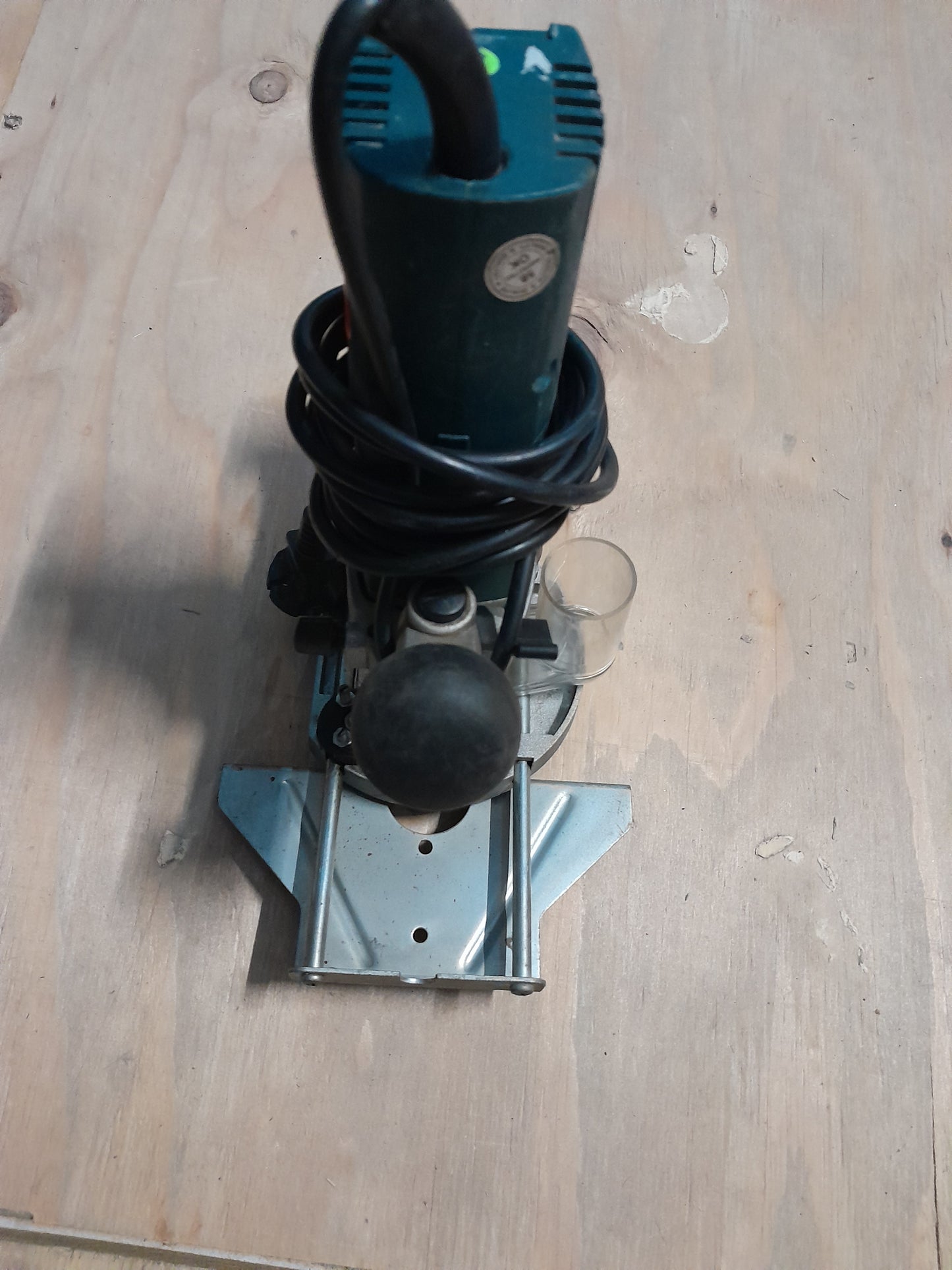 Reliable Black & Decker KW780 Router, essential tool for any woodworking workshop, cuts deep grooves.