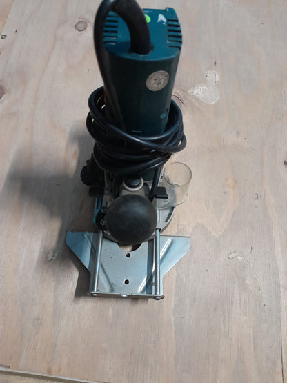 Reliable Black & Decker KW780 Router, essential tool for any woodworking workshop, cuts deep grooves.