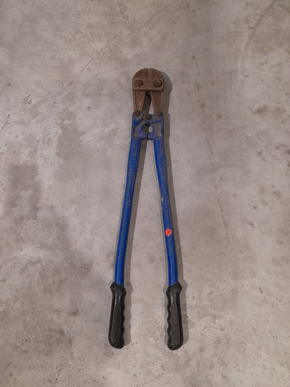 750mm bolt cutters with blue handles, designed for cutting metal objects like bolts and chains.