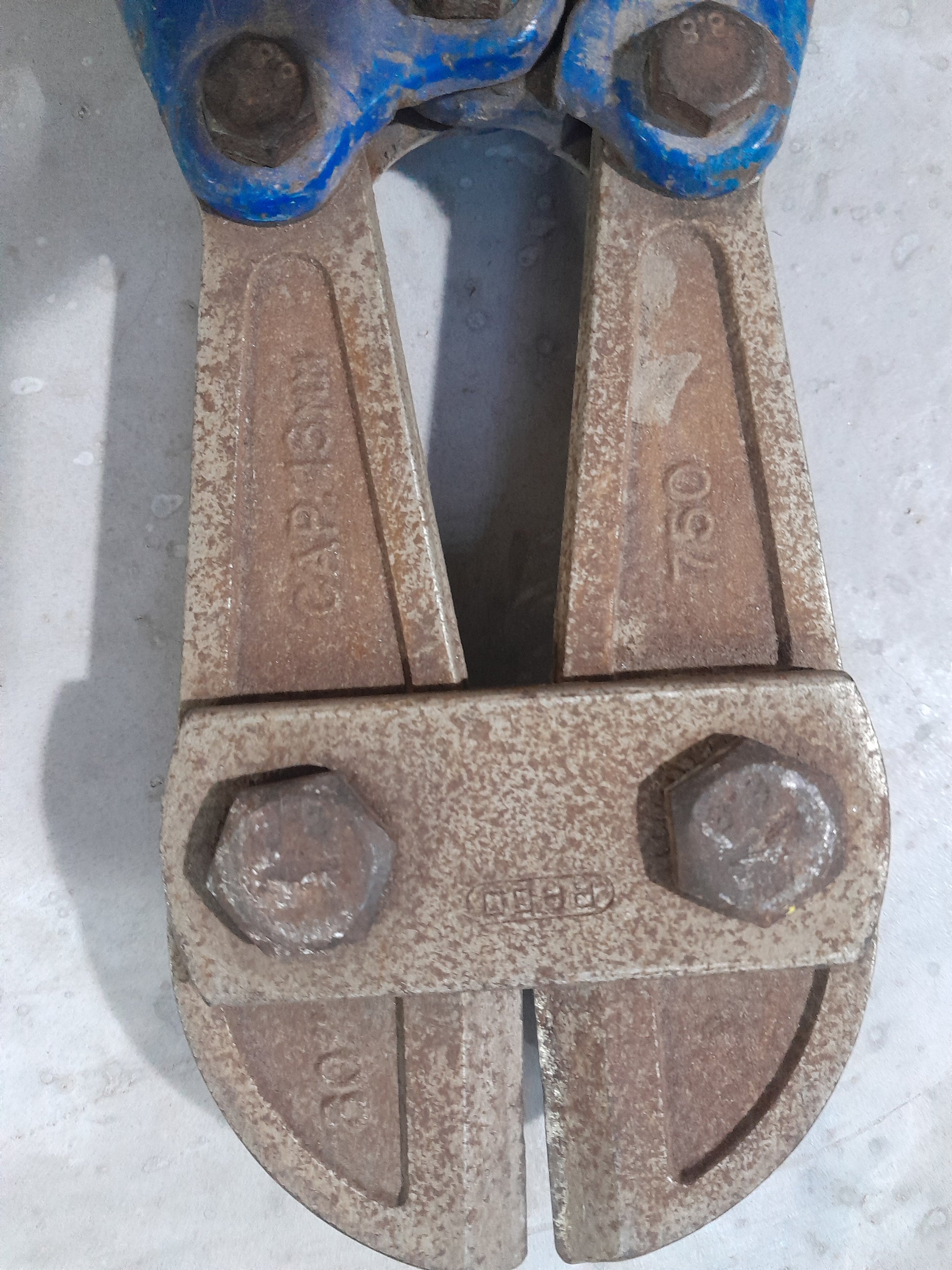750mm bolt cutters with ergonomic grips, perfect for cutting through tough metal chains and locks.