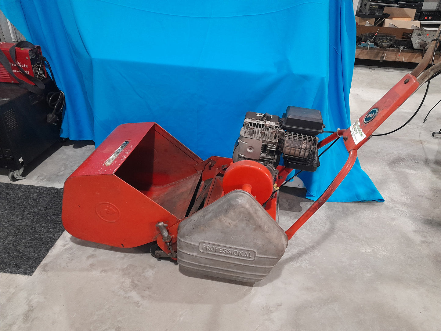 High-performance professional rolling lawnmower, perfect for garden enthusiasts and landscaping.