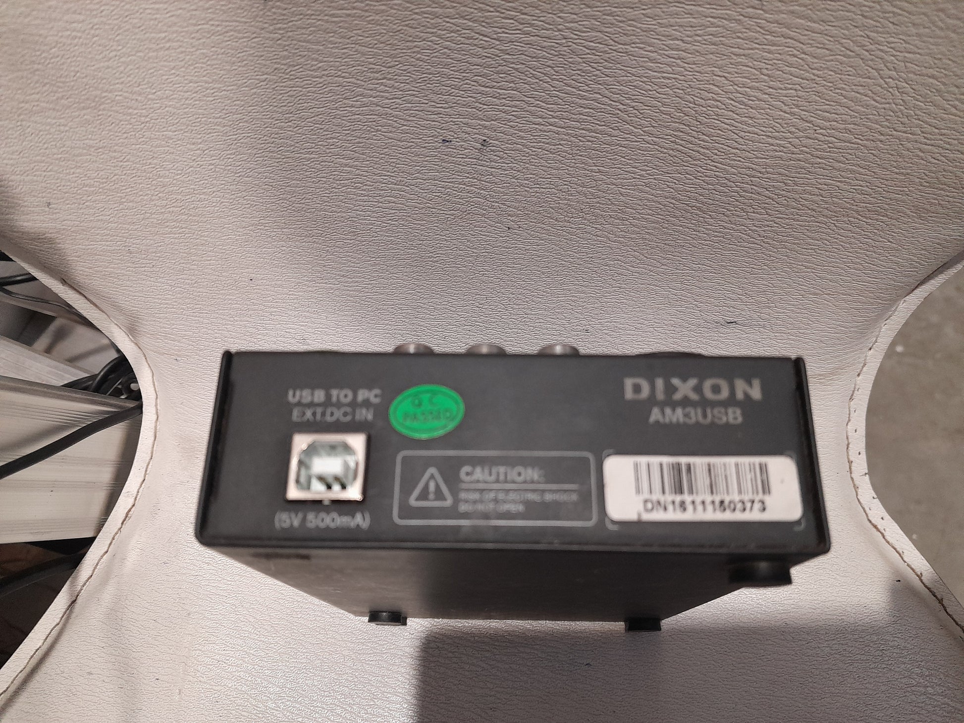 USB-equipped Dixon AM3USB mixer, suitable for podcasts and music production.
