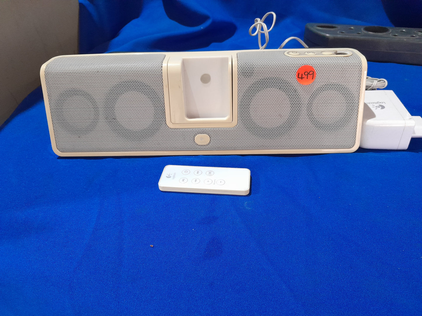  Logitech portable speaker system designed for iPod, featuring 3D processing and stereo mini plug.