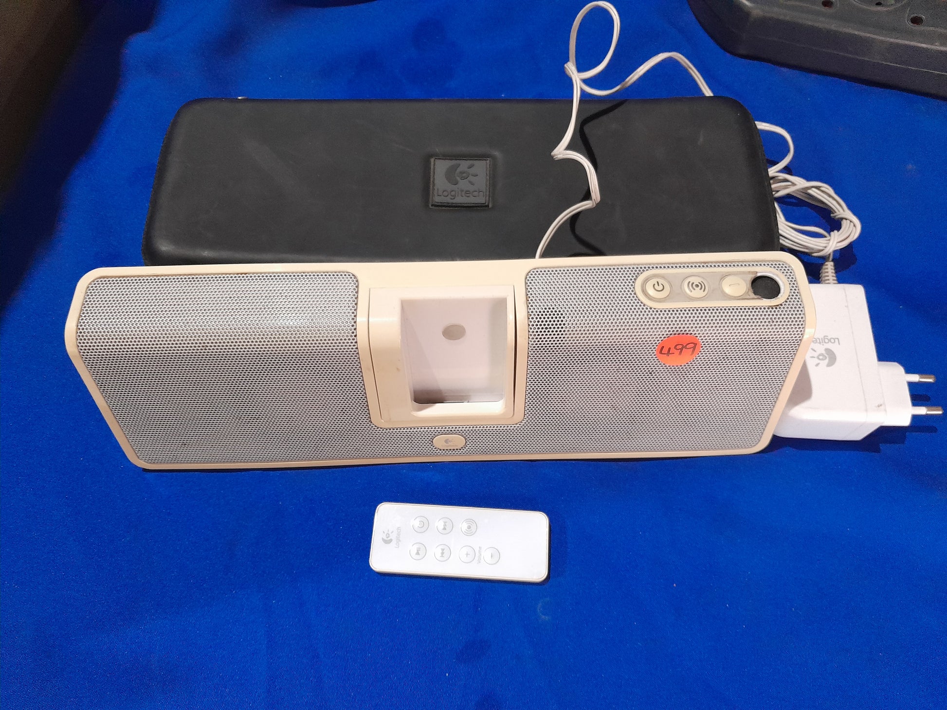 Logitech MM50 portable speaker for iPod with stereo sound and compact design, perfect for music lovers.
