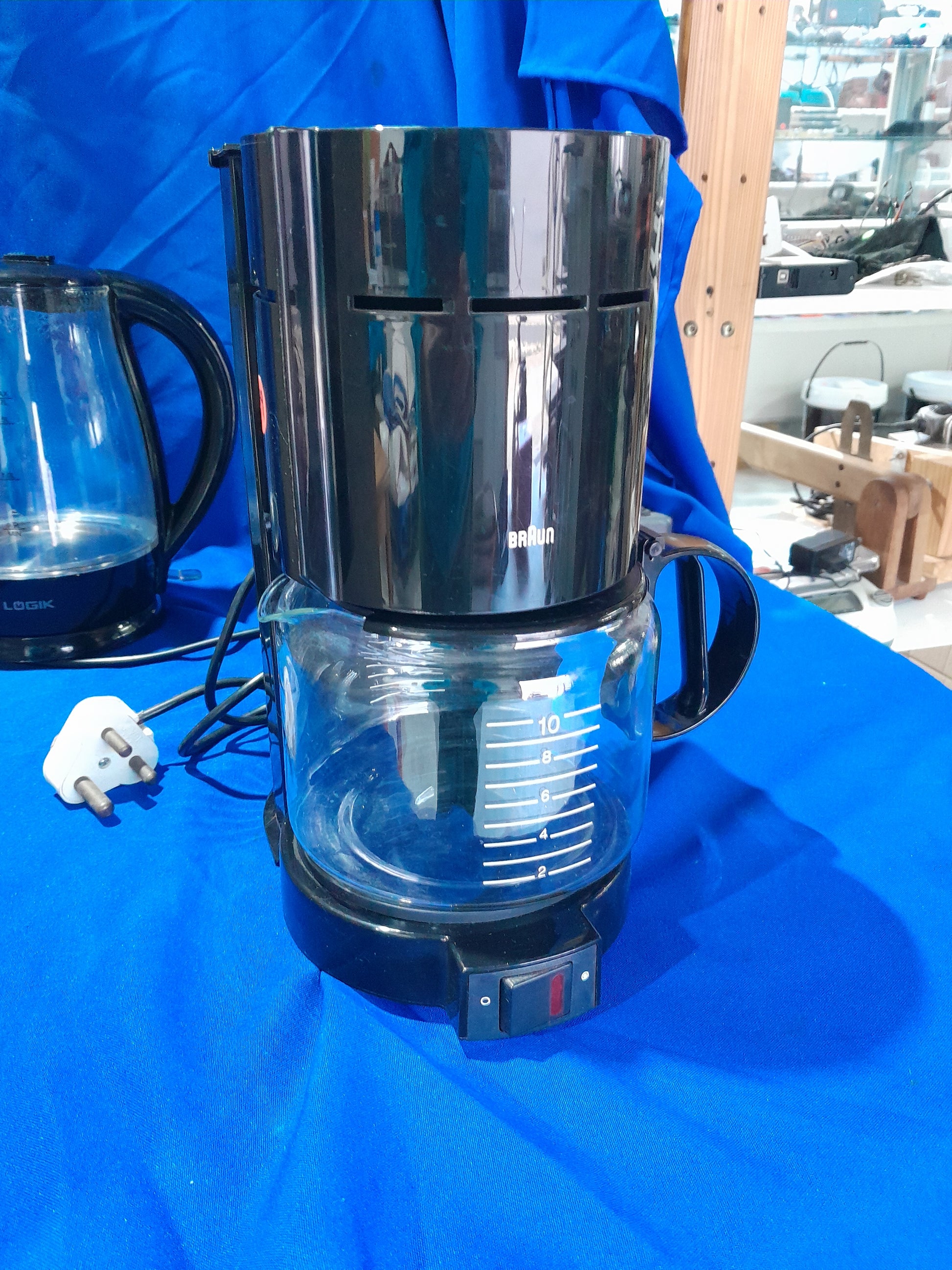 Elegant Braun KF40077R coffee maker, delivers rich flavor and brews 12 cups effortlessly.
