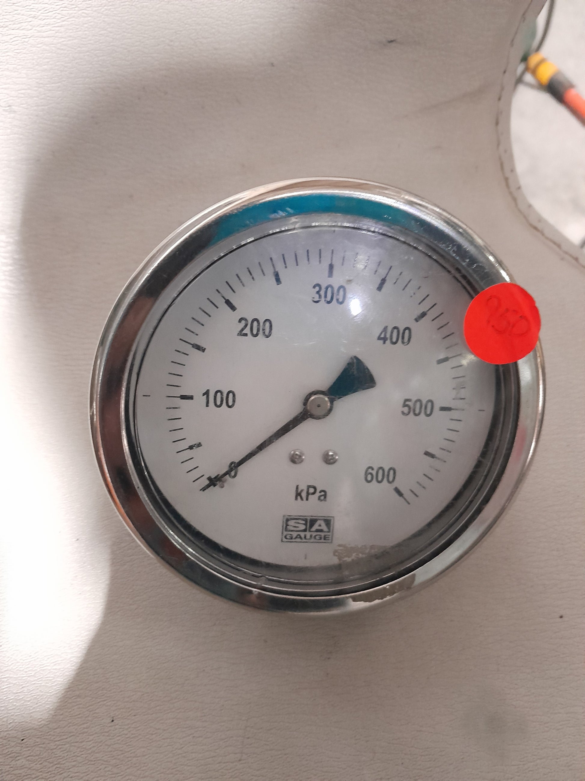 Secondhand MEX3 63mm rear entry pressure gauge, a must-have for DIY enthusiasts and professionals alike.