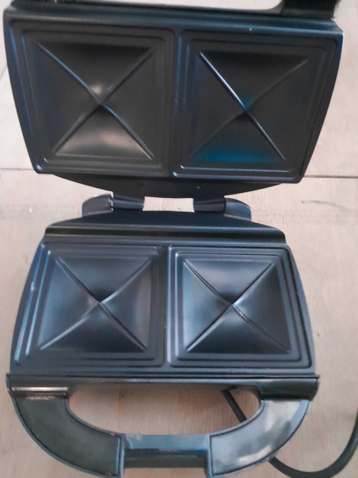 Breville Jaffle Creations kitchen appliance ideal for making quick and tasty jaffles, with power and ready indicators.