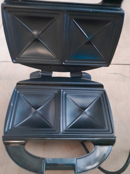 Breville Jaffle Creations kitchen appliance ideal for making quick and tasty jaffles, with power and ready indicators.