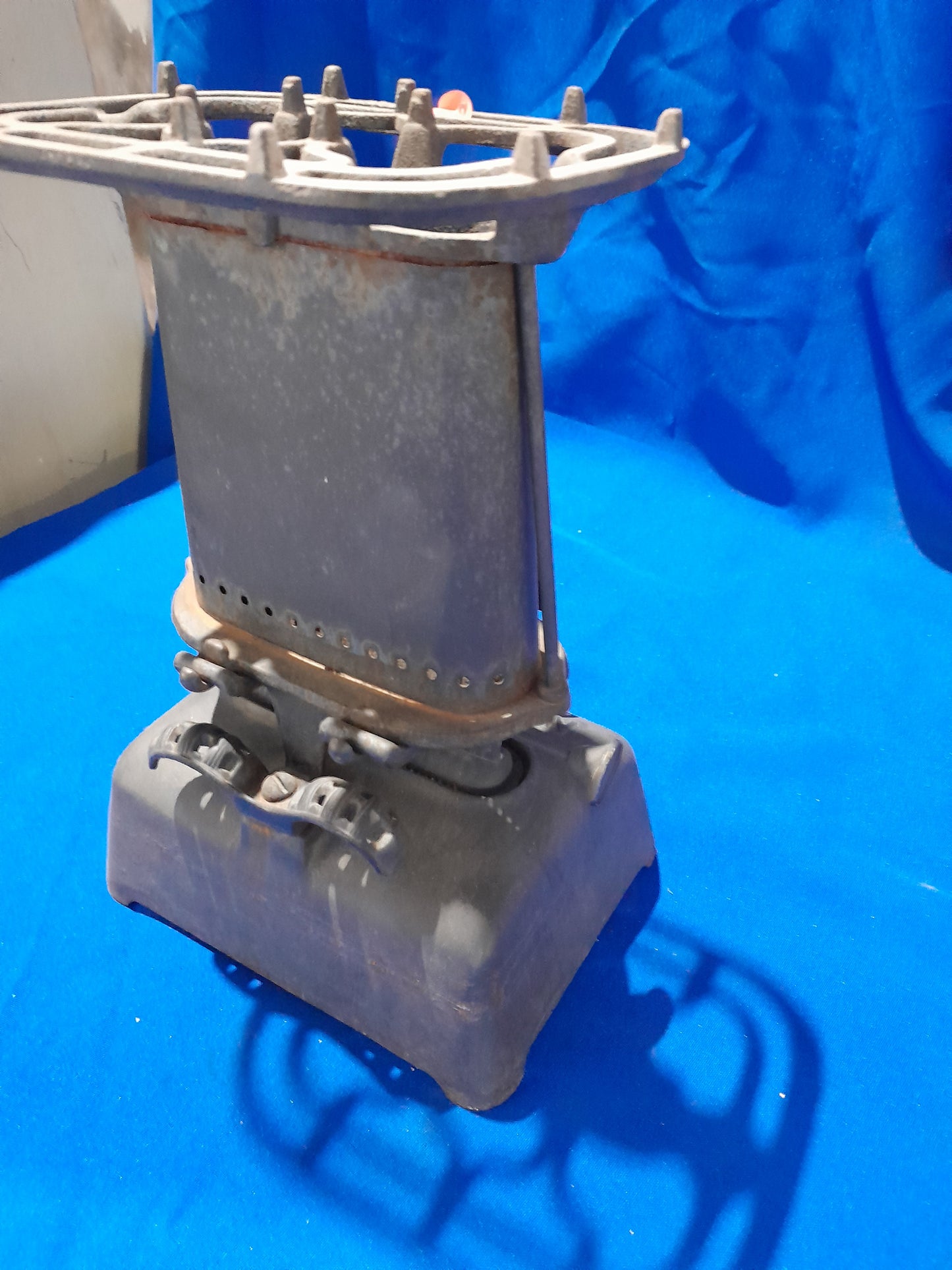 Unique vintage Beatrice paraffin heater, functional and decorative, listed on Die Skatkis secondhand store.