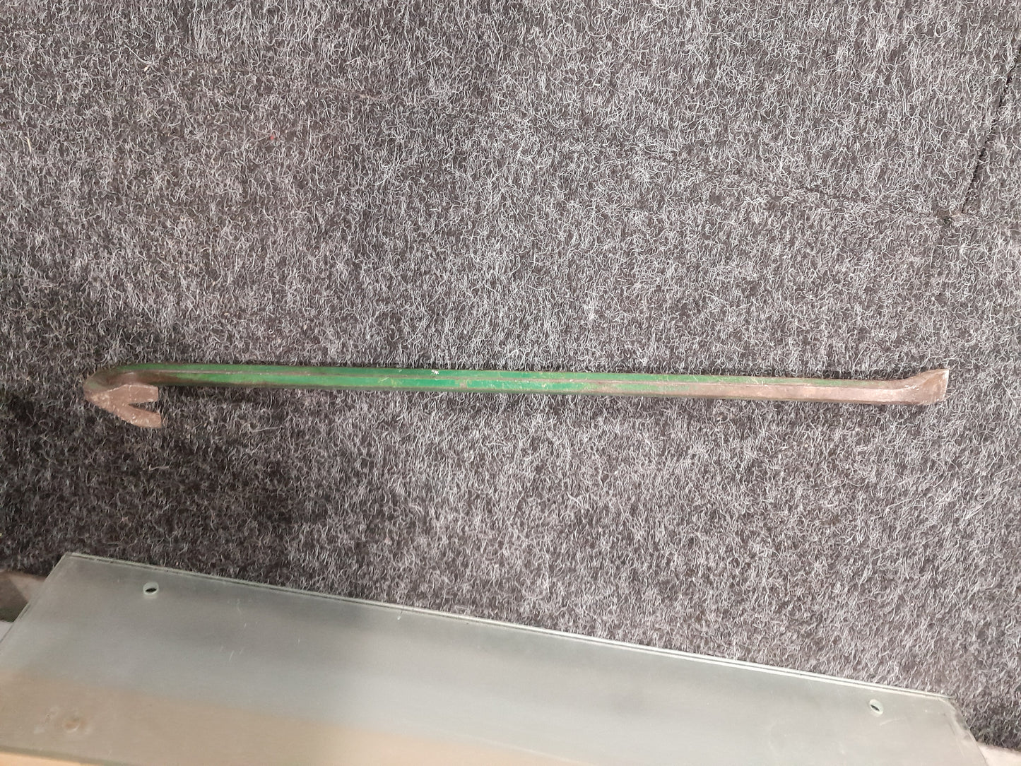 Durable Lasher crowbar, ideal for leverage and demolition, measuring 20x600 mm.
