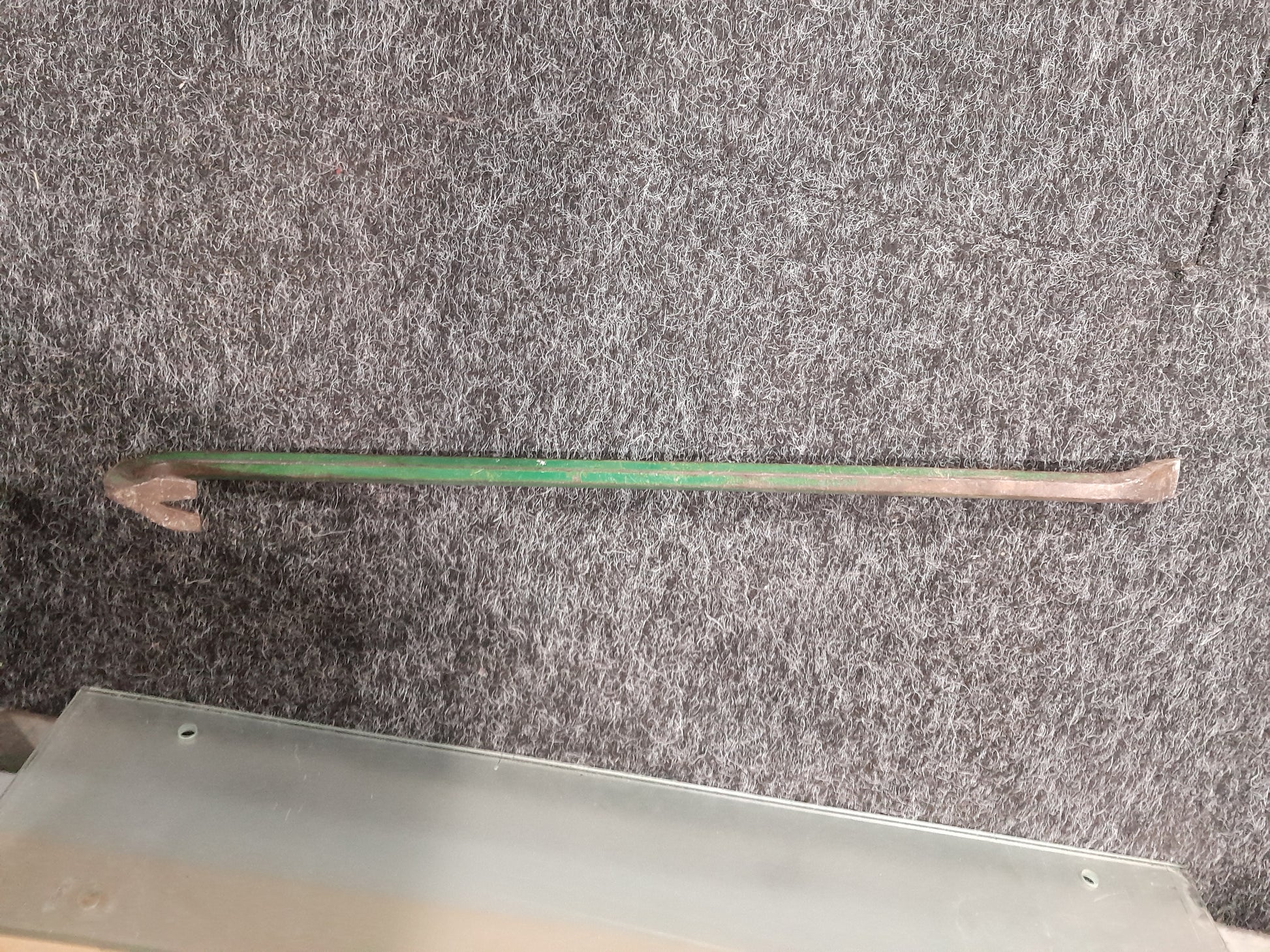Durable Lasher crowbar, ideal for leverage and demolition, measuring 20x600 mm.