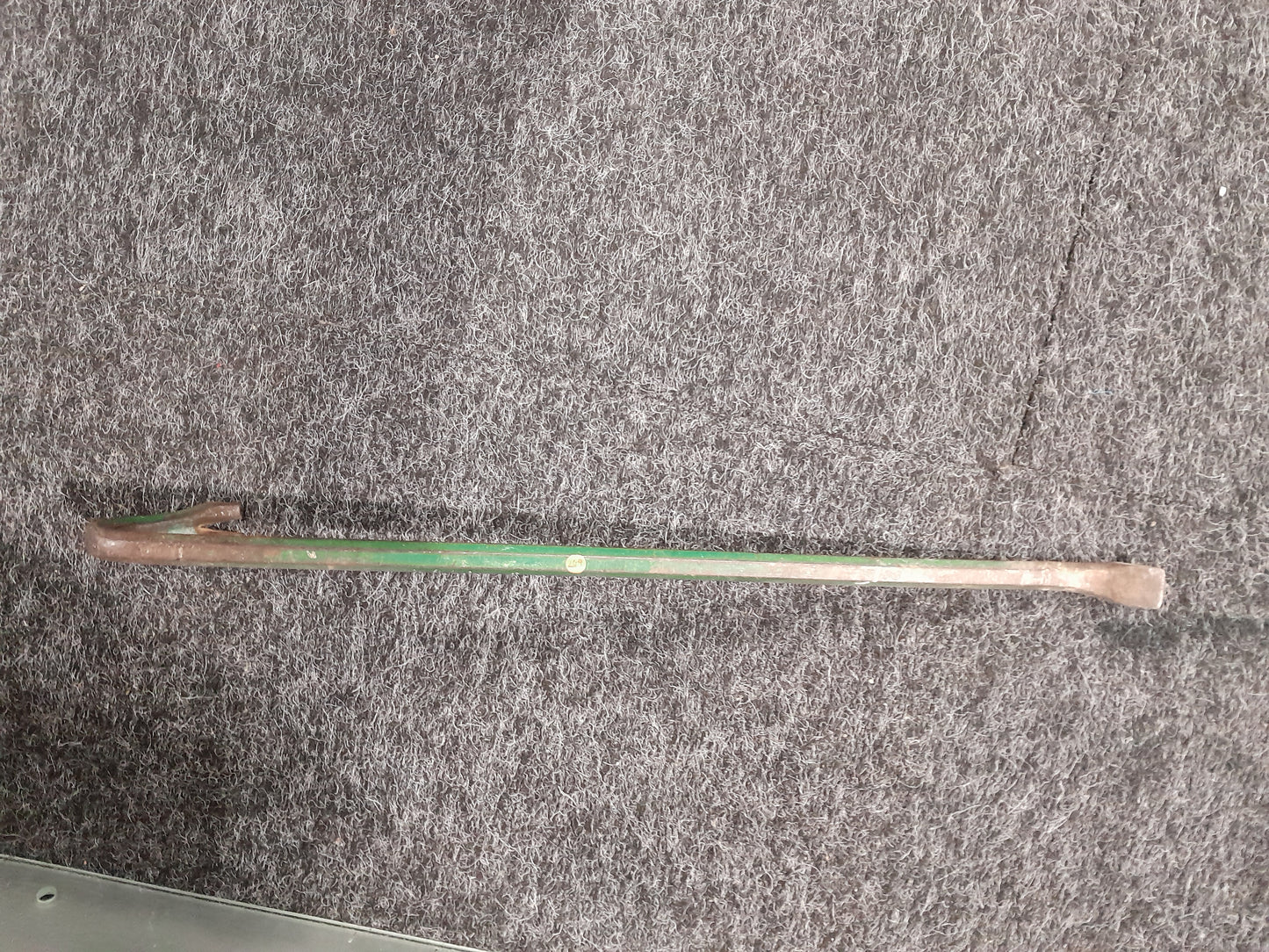Heavy-duty Lasher crowbar, great for leverage, measuring 20x600 mm for effective prying.