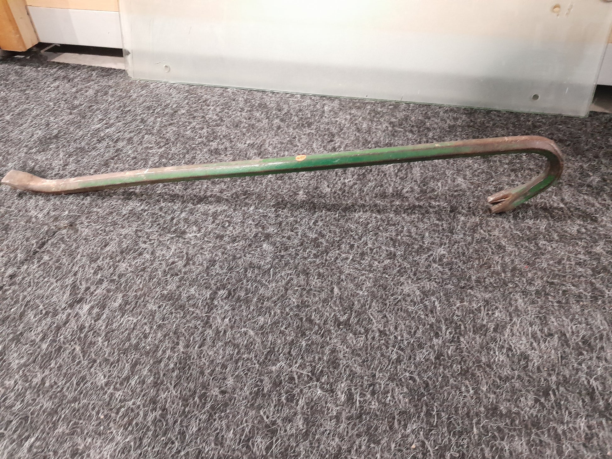 Reliable Lasher crowbar, a 20x600 mm tool designed for demolition and prying tasks.
