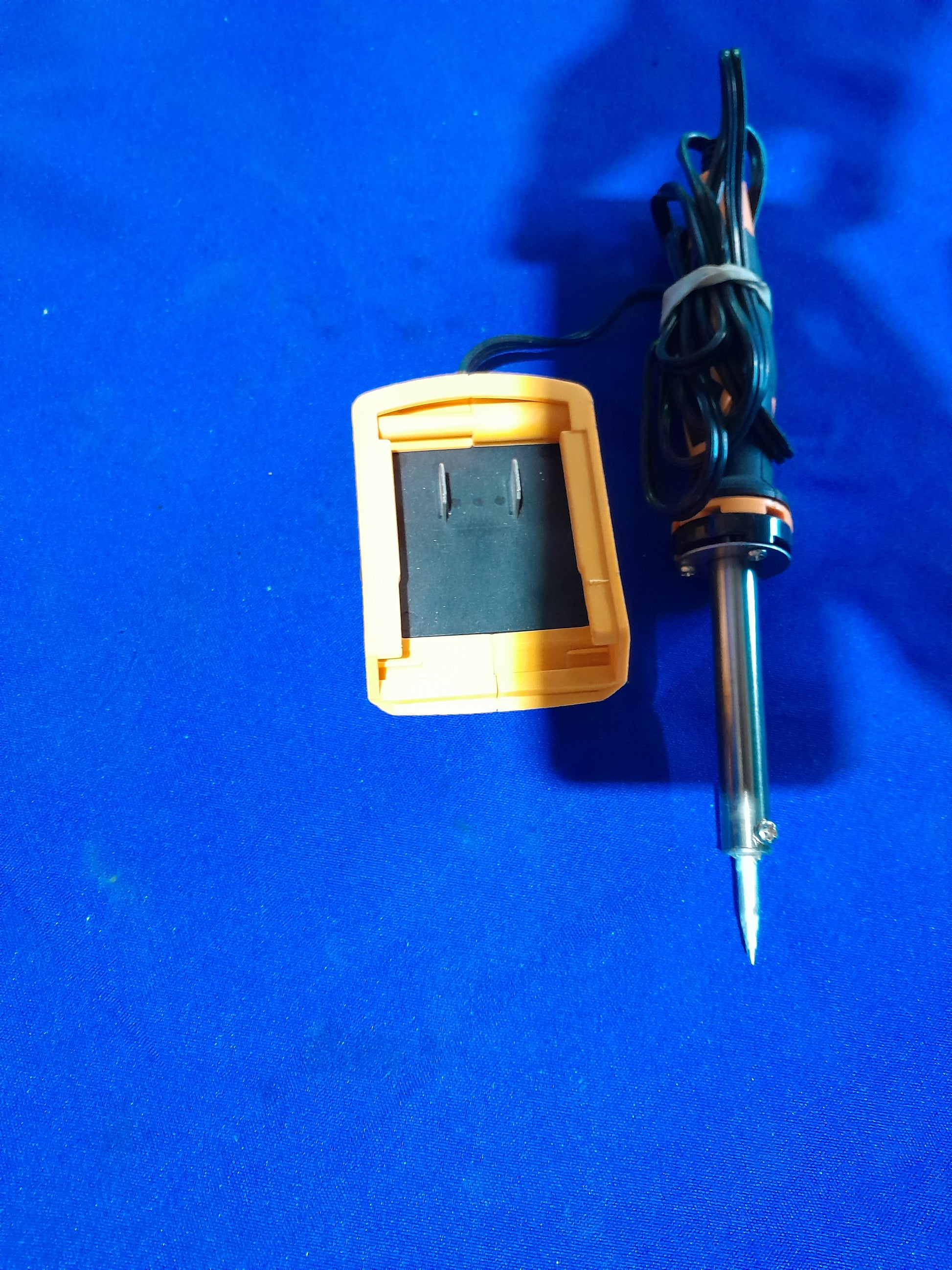 Ingco soldering iron with a preheat time of 3-5 minutes, suitable for electronics and repairs.