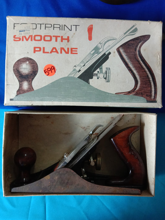 Vintage Footprint Smooth Plane in excellent condition, complete with original box. Perfect for collectors and enthusiasts. Available at Die Skatkis.